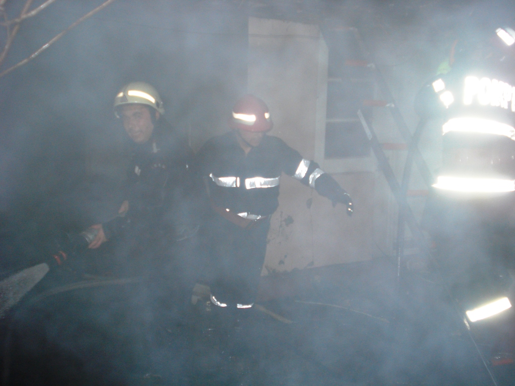CĂLĂRAȘI: Un incendiu violent a distrus o casă din oraș (foto)