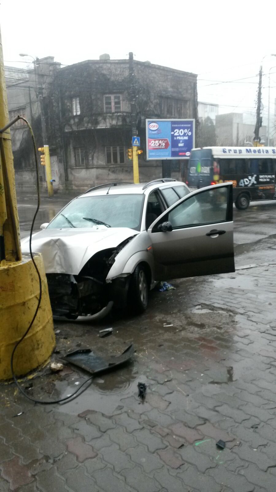 FOTO: Accident grav la intersecția dintre bulevardul Ferdinand cu strada Mihai Viteazu