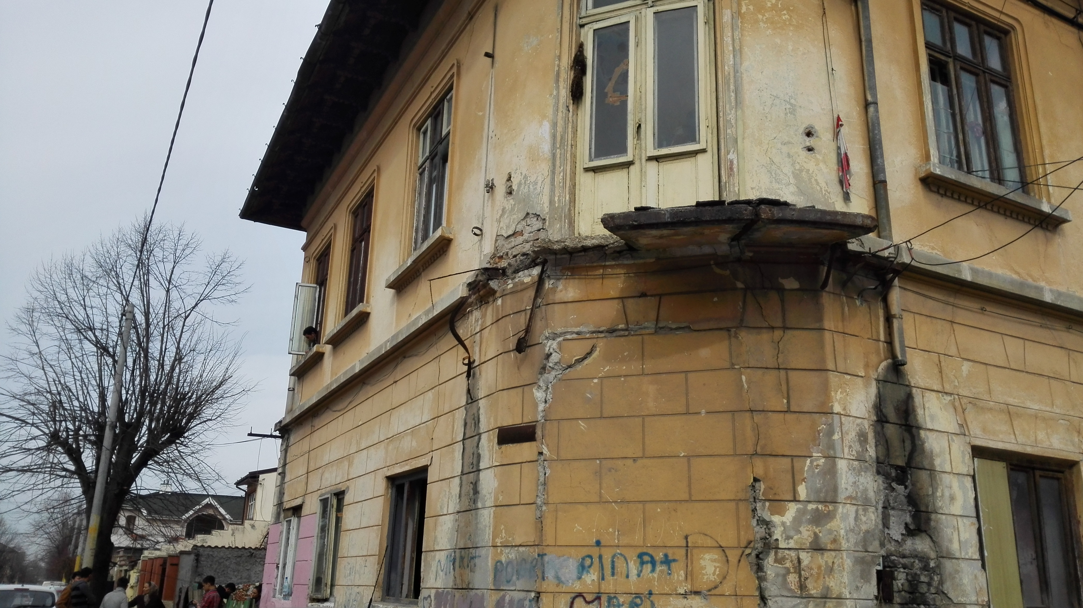 FOTO/AUDIO – Un imobil locuit abuziv, repartizat DEGEABA de CJC Direcției pentru Protecția Copilului