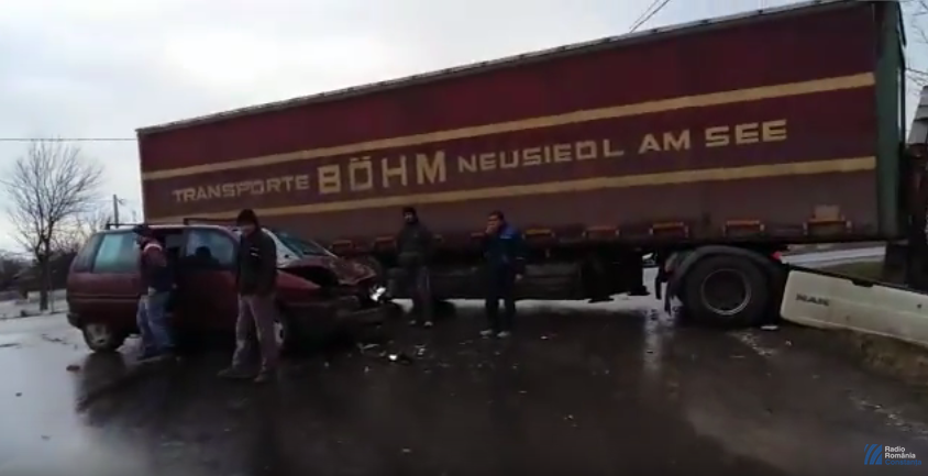 VIDEO: Accident la Ciocârlia – Un TIR și un autoturism s-au lovit