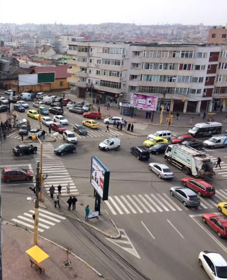 FOTO/VIDEO – Accident spectaculos în zona Victoria: Semafor pus la pământ (update)
