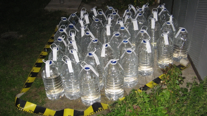 Evaziune fiscală cu alcool. 4.000 de litri de băuturi, confiscați