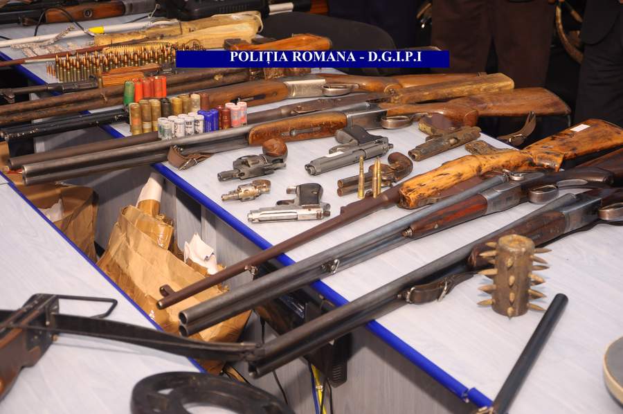 Percheziții la traficanți de arme de vânătoare