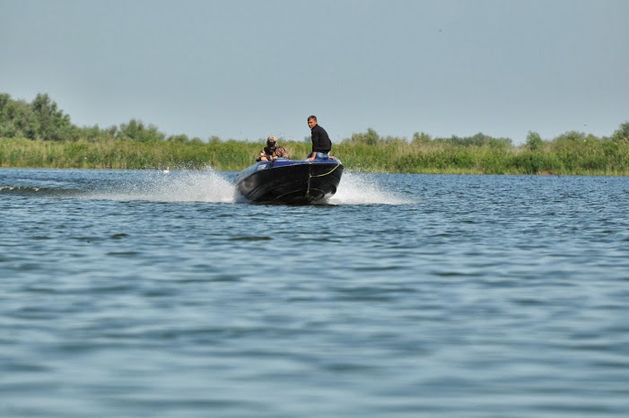 TULCEA: Fără brevet de conducere, pe lacul Razelm