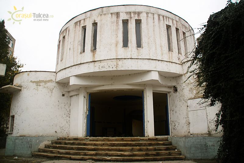 TULCEA: Fostele cinematografe zac în paragină