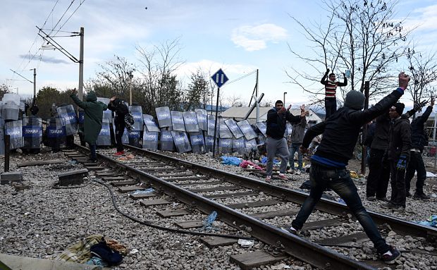 Imigranți evacuați de Poliția elenă