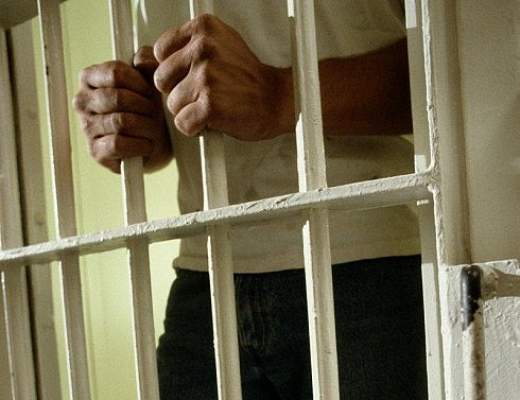 Două persoane CONDAMNATE pentru TENTATIVĂ DE OMOR, reținute de polițiști