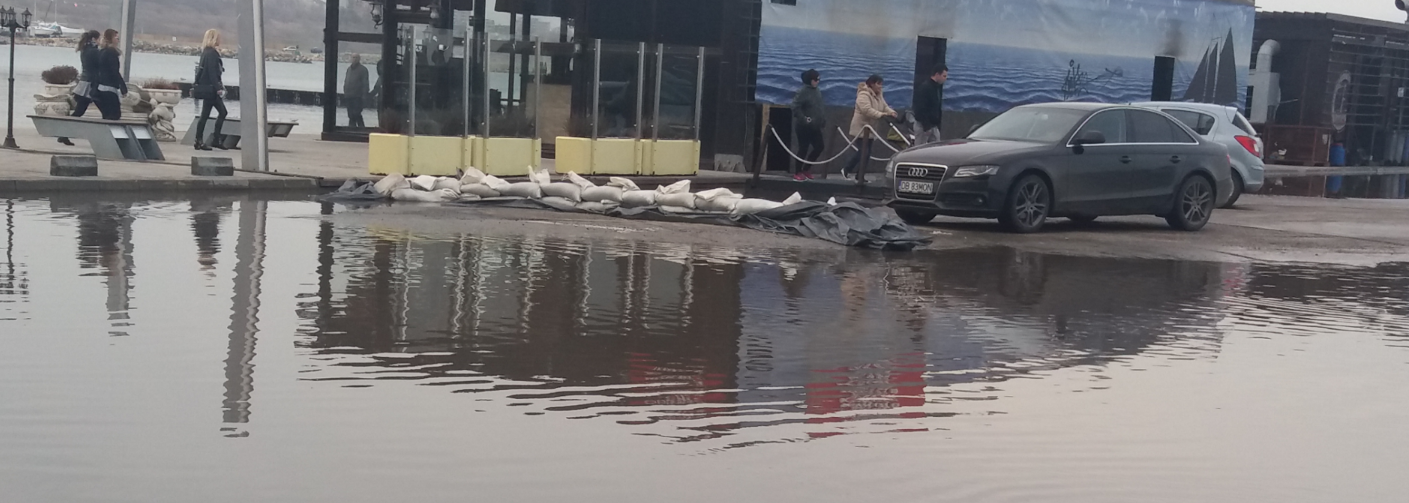 FOTO: Terasele din Portul Tomis, în pericol de inundație