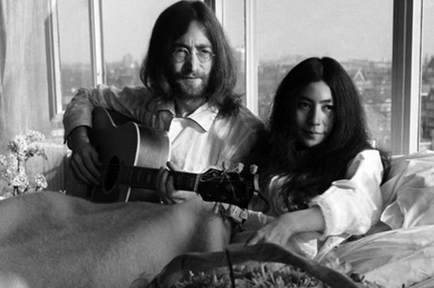Yoko Ono, internată în spital