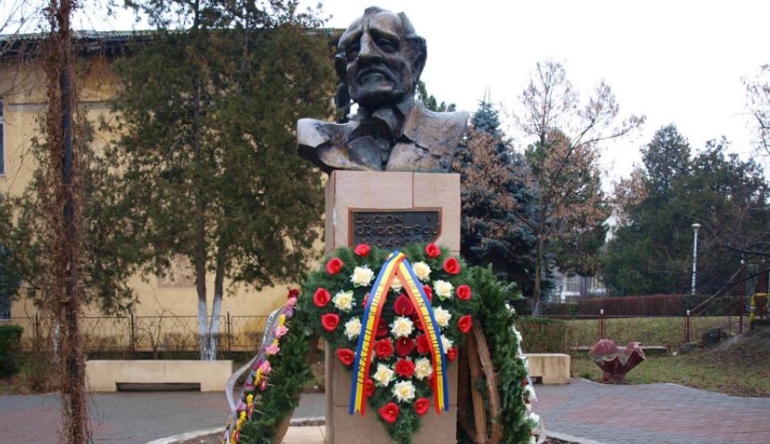Pictorul Lucian Grigorescu, omagiat de elevii din oraşul natal
