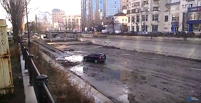 VIDEO: Așa se circulă mai nou prin București. Cu jeep-ul PRIN canalul Dâmbovița!