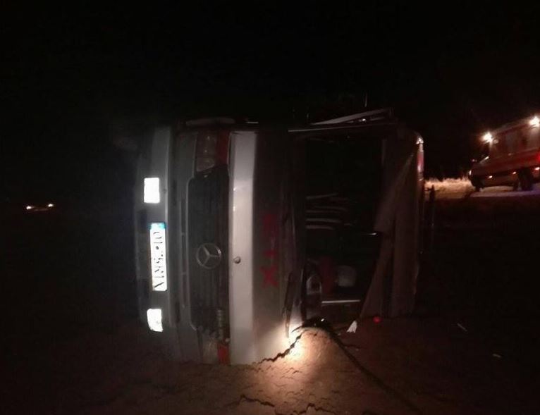 10 RĂNIȚI. Microbuz cu pasageri RĂSTURNAT în Olt