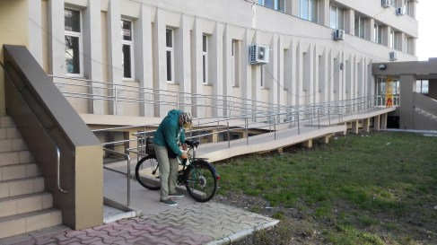 Reacţia autorităţilor la lipsa de dotări cu rampe speciale de acces în policlinicile din Constanţa
