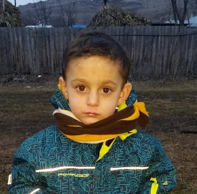 Un băiețel de trei ani, dispărut de acasă, este căutat de un sat întreg