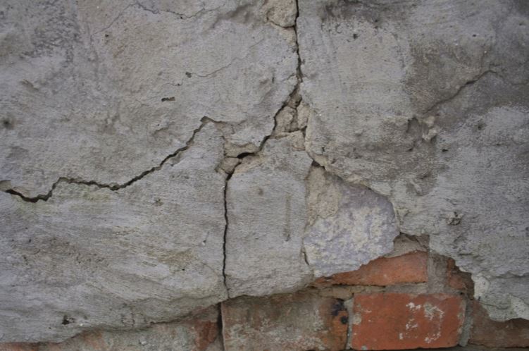 Acuzaţii în judeţul Constanţa – „Maşinile de mare tonaj îmi distrug casa!”