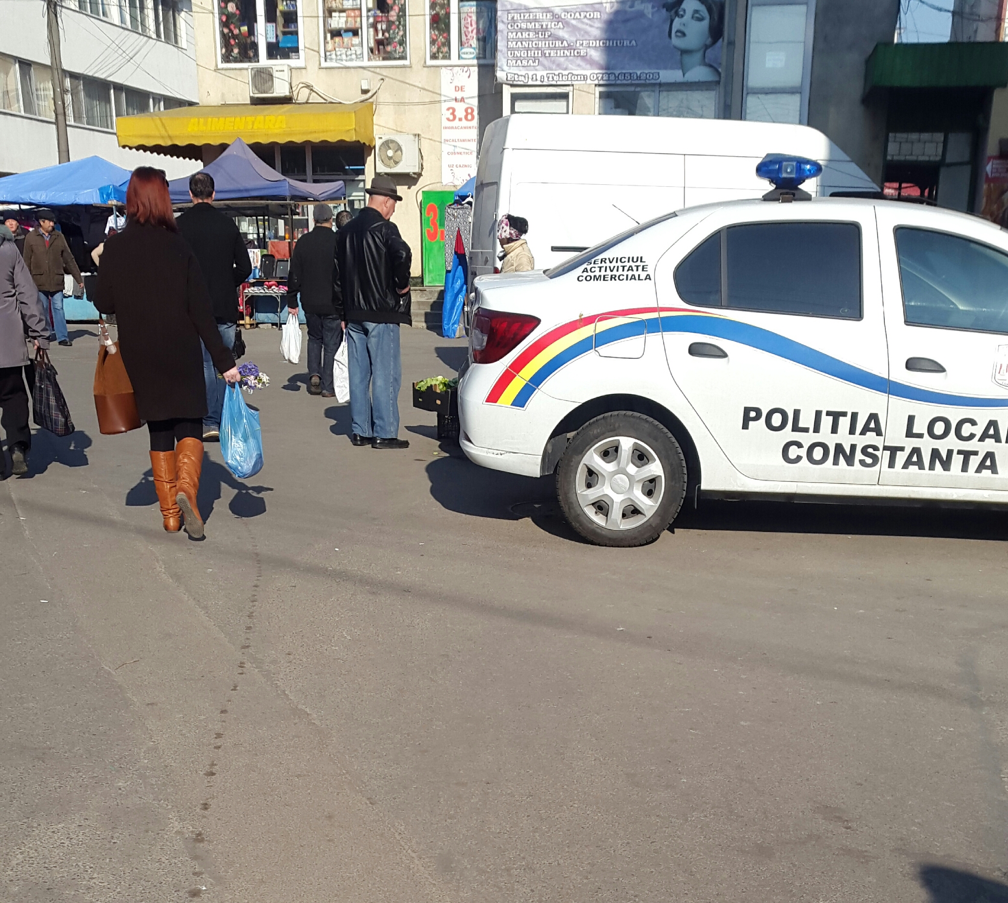 FOTO/AUDIO – Poliția Locală a pus „gând rău” comercianților ambulanți din Piața Tomis III