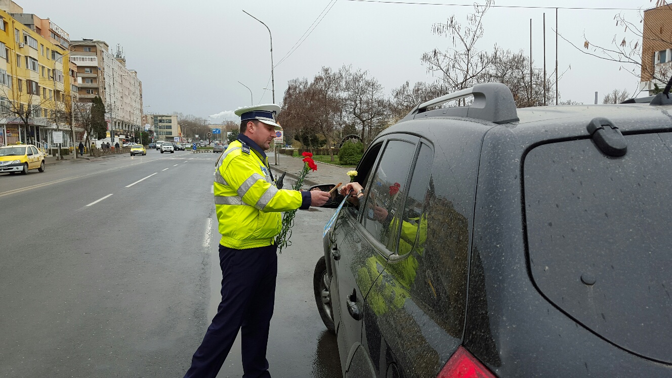 TULCEA: Poliţia Rutieră oferă doamnelor şi domnişoarelor flori în trafic