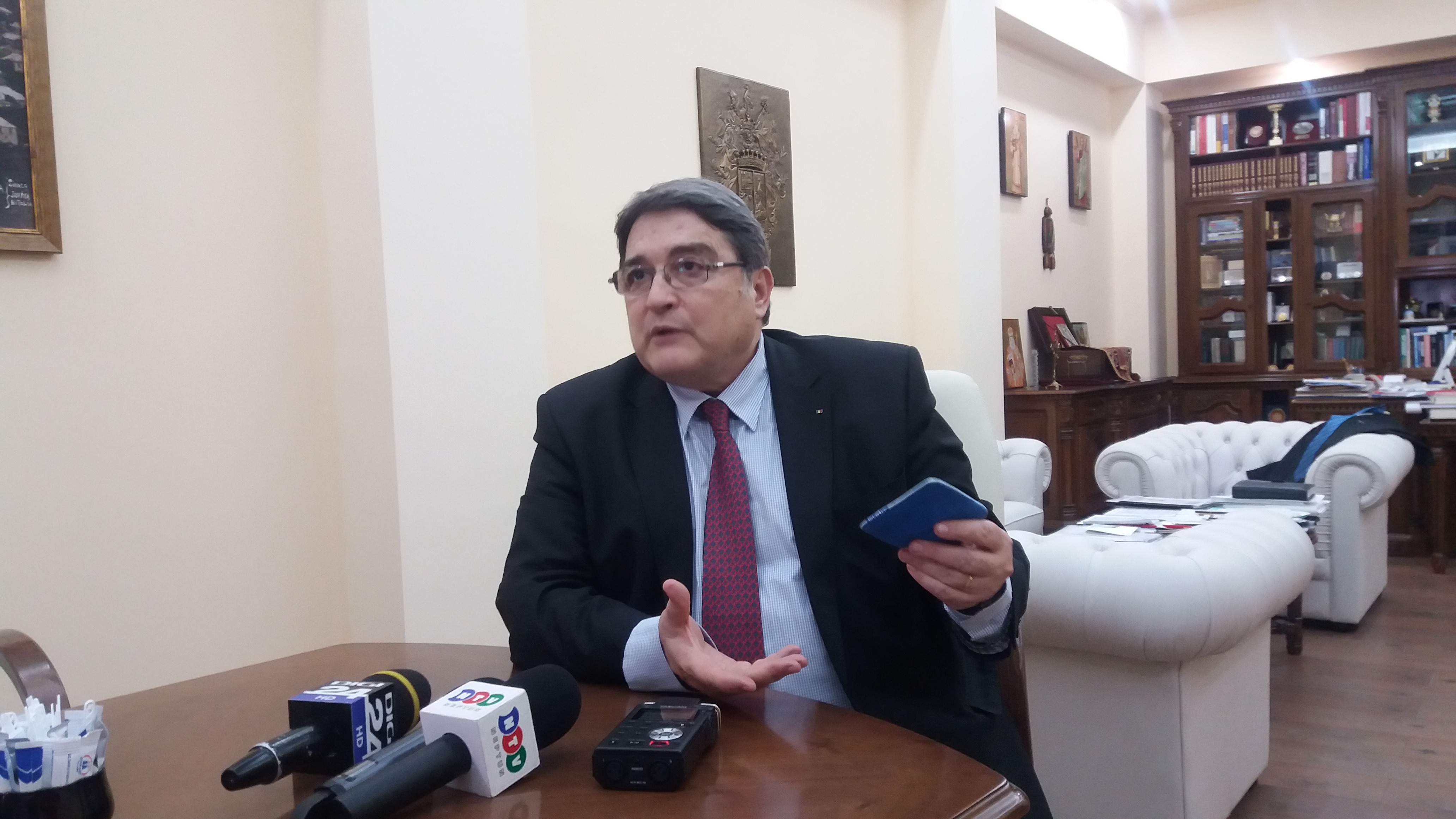 „Orice încercare de a suprapune agenda politică cu cea editorială este contraproductivă”