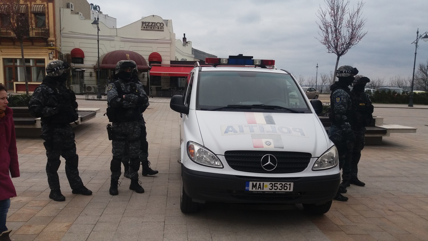 FOTO/VIDEO – Scene de luptă în Piața Ovidiu!