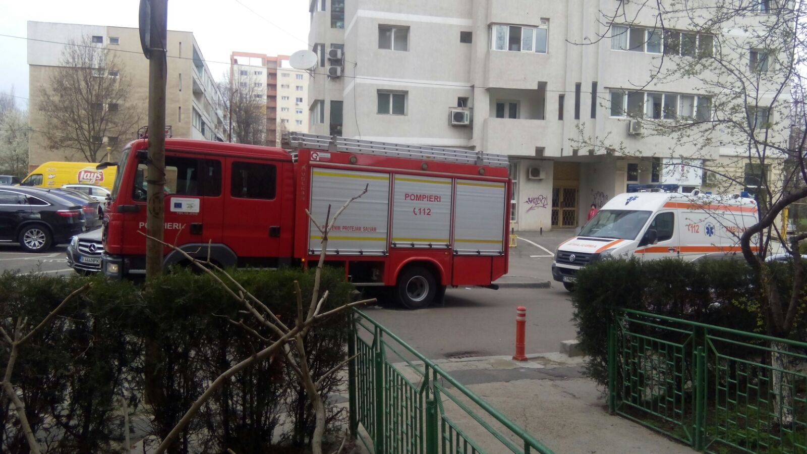 GALAȚI: Explozie produsă de la o candelă aprinsă, într-un bloc de garsoniere