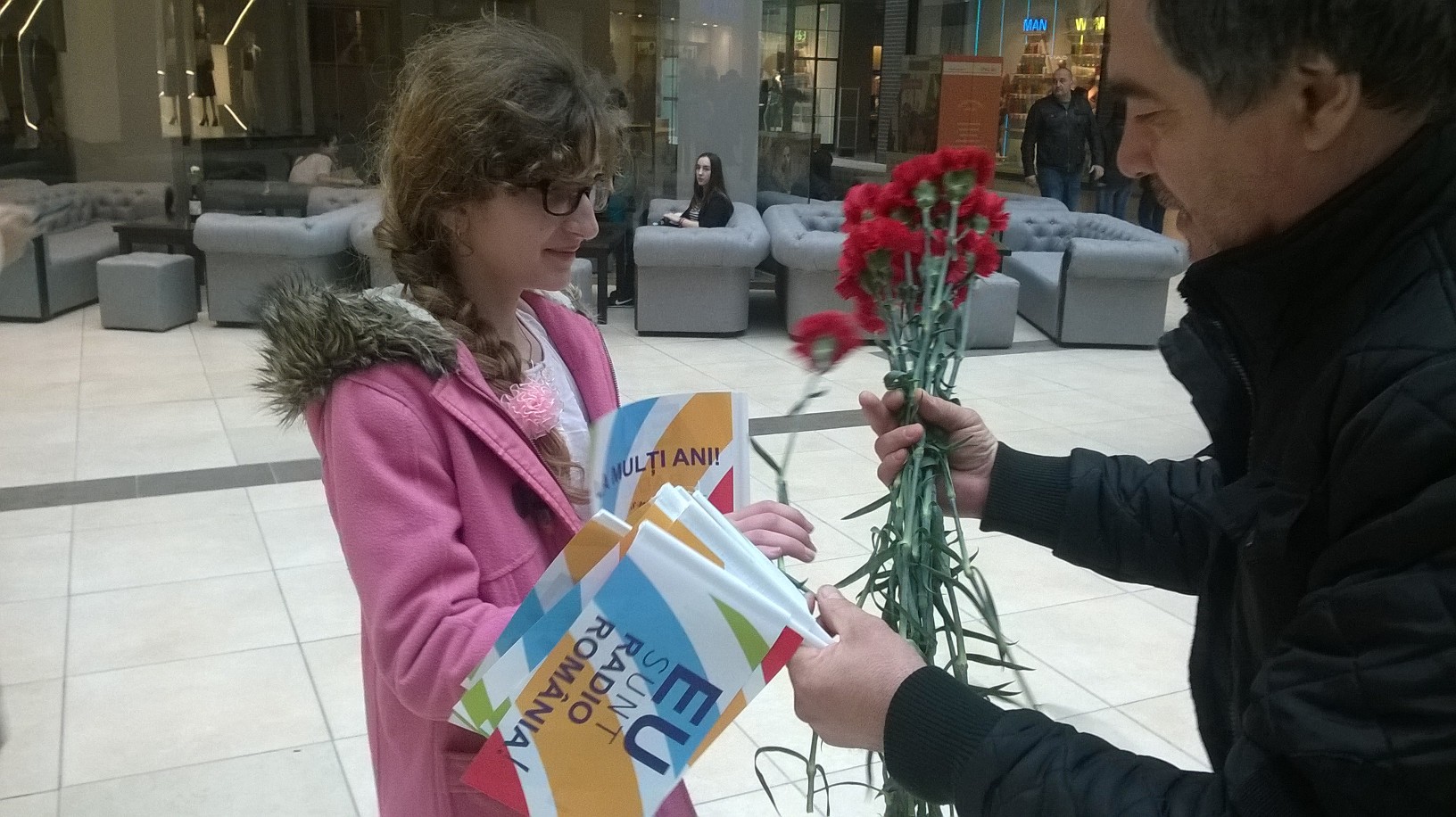 FOTO: Echipa Radio Constanța oferă flori doamnelor și domnișoarelor