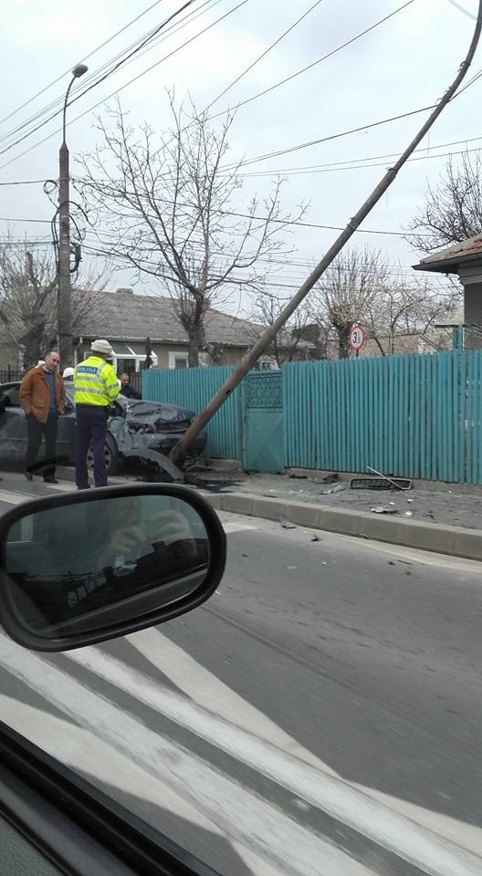 EFORIE NORD: Stâlp de iluminat public, distrus după un carambol în intersecție