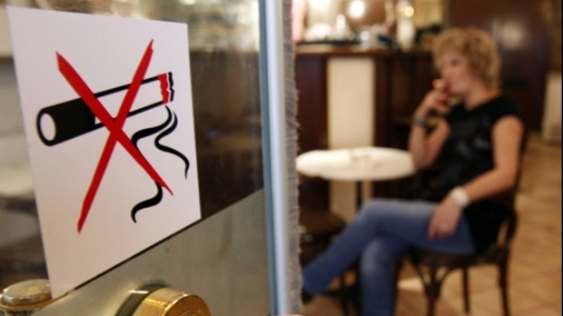 AUDIO – „Alungarea” fumătorilor ar putea aduce pirederi însemnate patronilor de restaurante și baruri