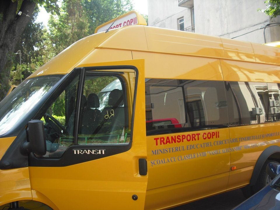 AUDIO – Valu lui Traian: Microbuz școlar plimbat între autorități