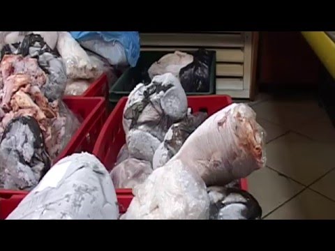 Își „OTRĂVEA” clienții cu carne EXPIRATĂ. Peste 30 de tone de carne, retrasă de pe piață