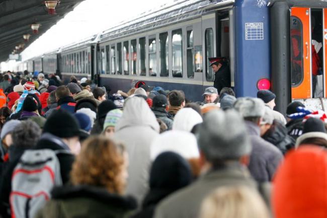 Trenurile spre litoral, în PERICOL din cauza „butoiului cu pulbere” pe care stă CFR
