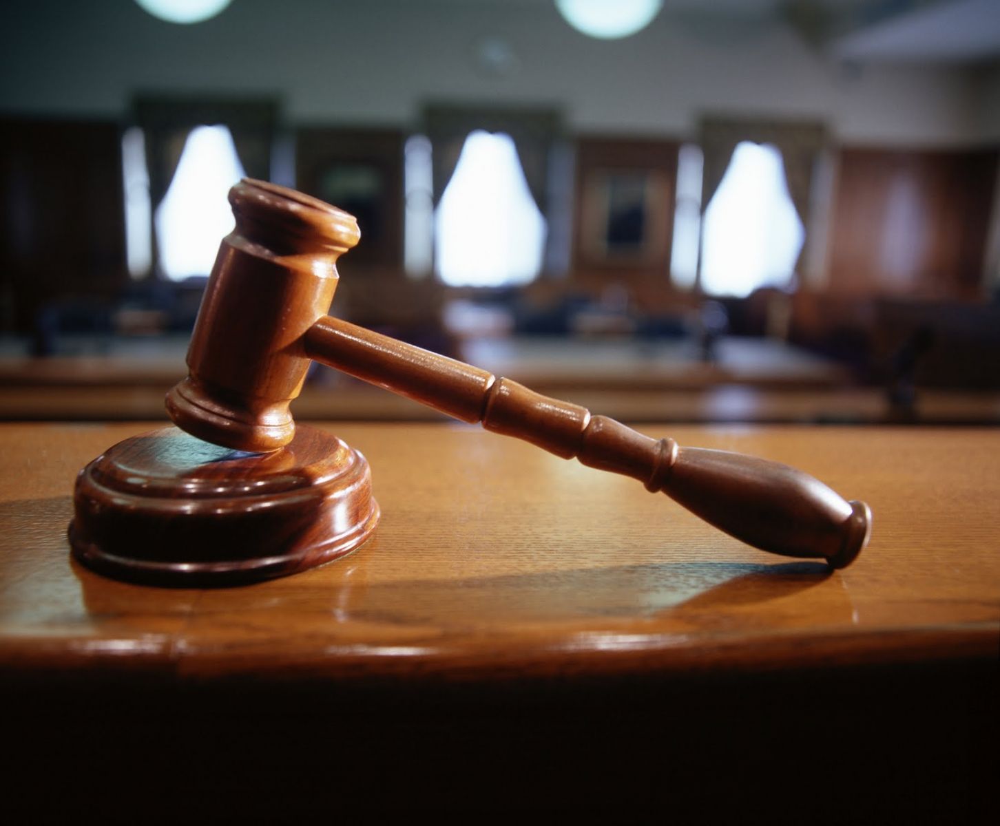 De sub control judiciar, în arest!