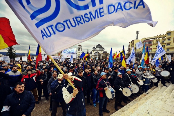 Sindicaliștii de la Autoturisme Dacia ies în stradă