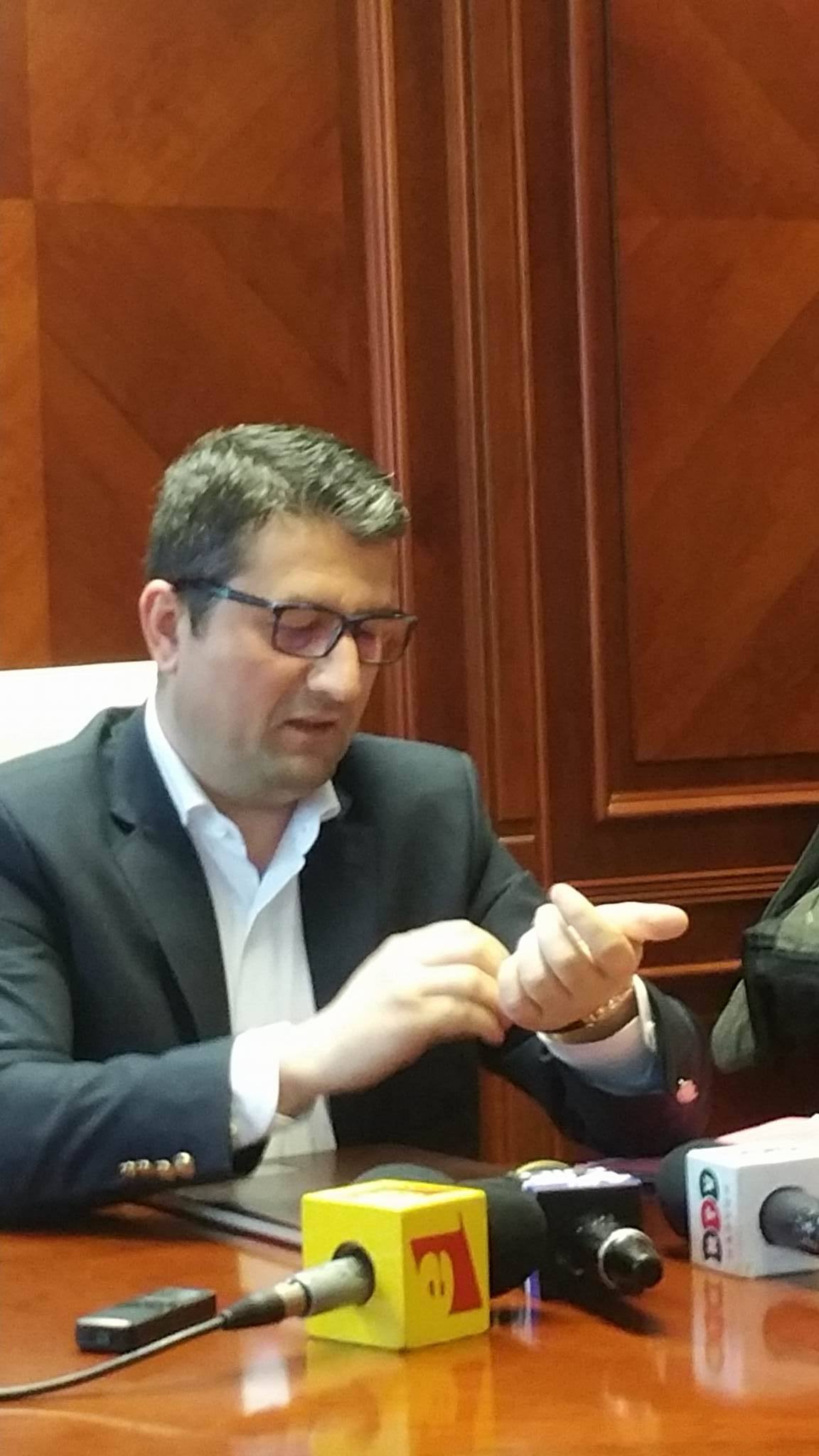 Decebal Făgădău poartă un ceas pe care l-a achiziționat on-line, cu câteva sute de dolari