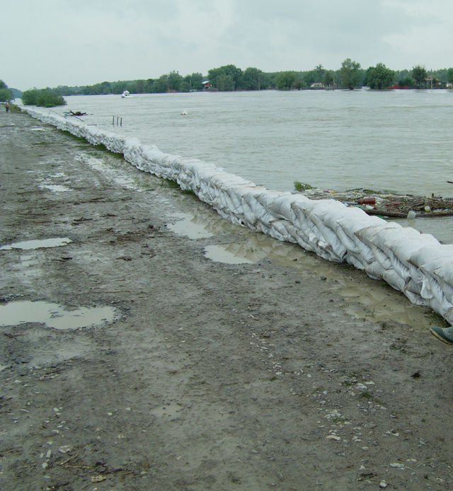 TULCEA: Pericolul de inundații aduce RESTRICȚII de circulație pe unele drumuri județene și pe Dunăre