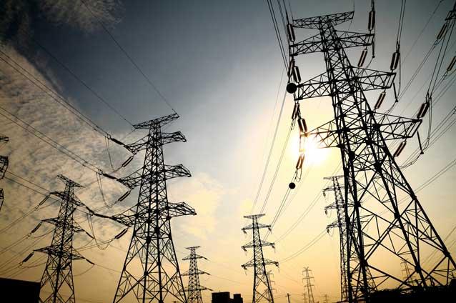 Scade prețul la curent electric pentru consumatorii casnici