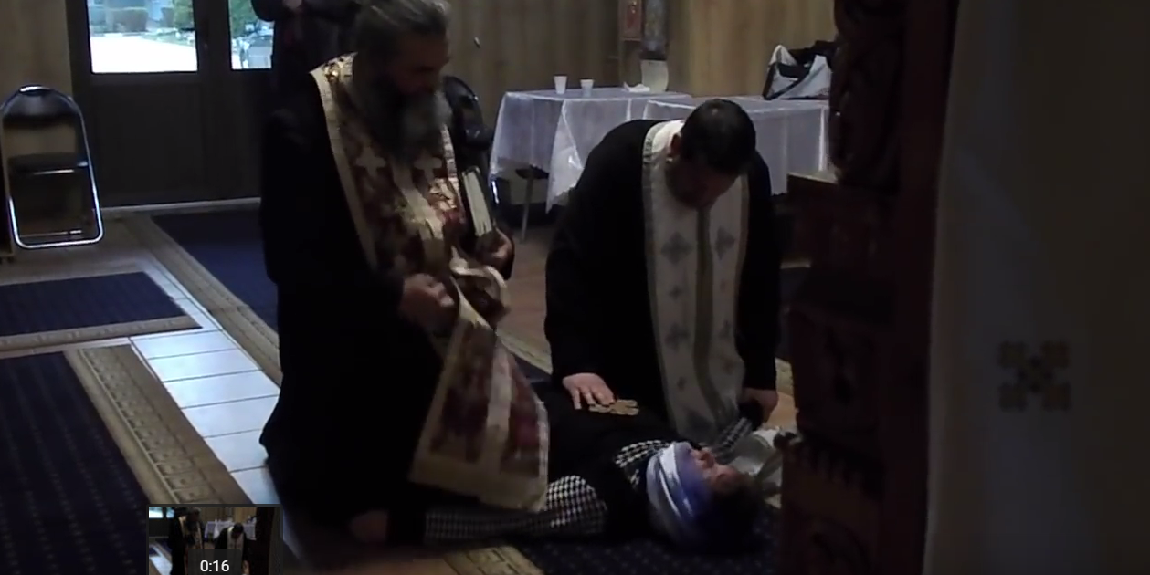 VIDEO: Cum se desfășoară un ritual de EXORCIZARE într-o biserică din România