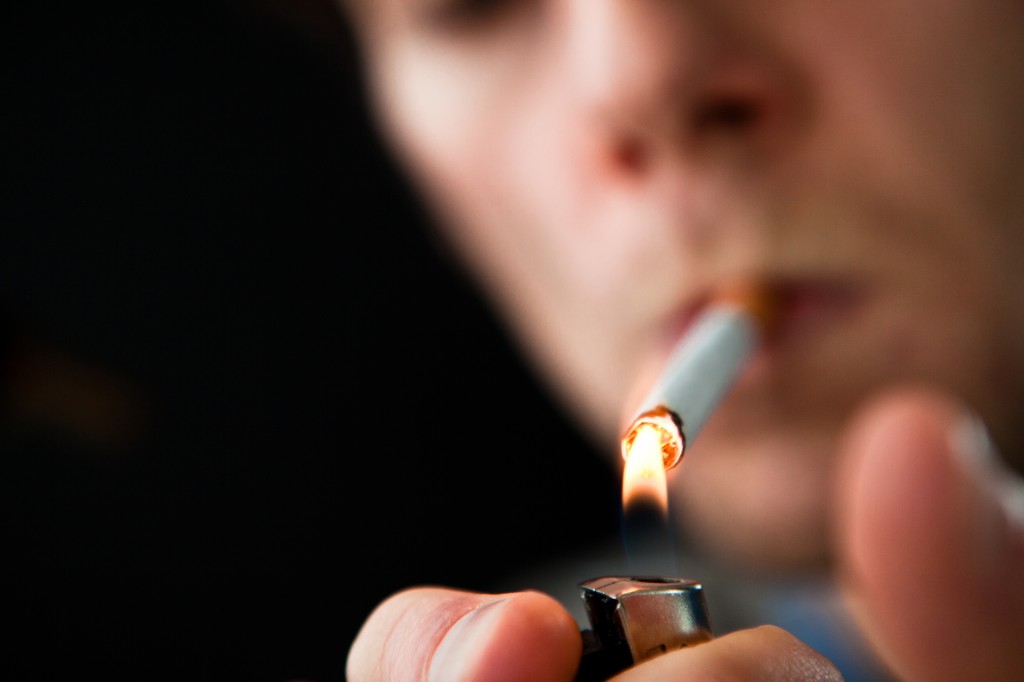 Viciu interzis peste doar 4 zile! Află cine te poate sancţiona dacă fumezi în spaţiile publice închise!