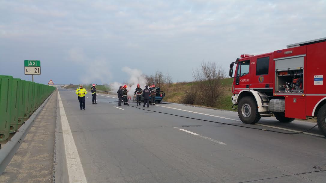 FOTO: Trafic întrerupt pe Autostrada A2, din cauza unei mașini care a luat foc