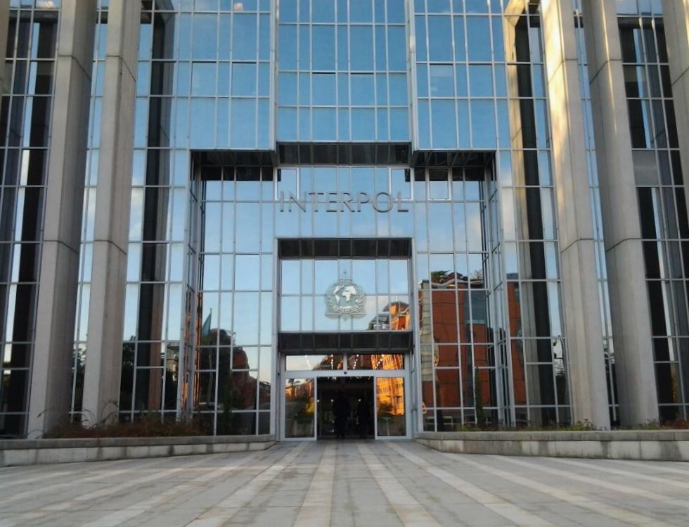 Român condamnat la sentință pe viață în Germania, adus în țară de o escortă Interpol București