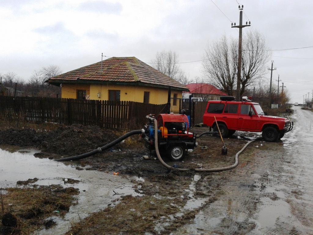 CĂLĂRAȘI: Pompierii au intervenit pentru a limita efectele inundațiilor (foto)