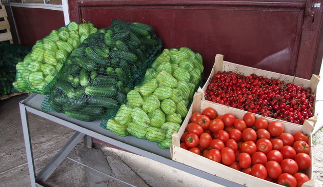 Polițiștii au confiscat marfă și au împărțit amenzi în Târgul de legume-fructe