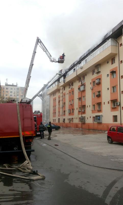 BUCUREȘTI: Incendiu la mansarda unui bloc – Intervenție dificilă
