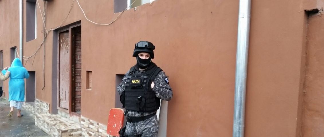 CONSTANȚA: Acțiune a mascaților în Piața Griviței, împotriva suspecților de trafic de droguri