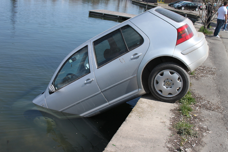 Autoturism CĂZUT în lac în județul Tulcea. Șoferul a MURIT