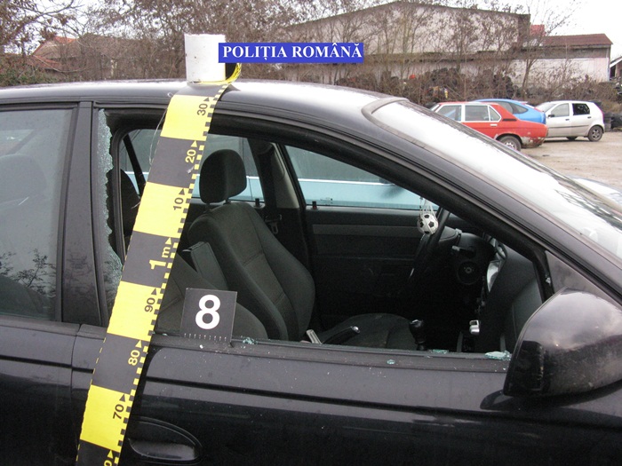 Bucureșteni suspectați că spărgeau mașini în Craiova
