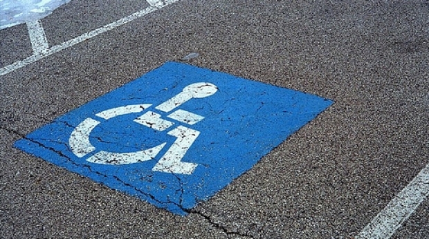Doar trei supermarketuri din Constanța respectă legislația privind locurile de parcare pentru persoane cu handicap