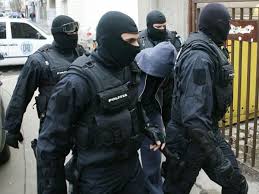 Percheziții la persoane bănuite de furturi de combustibil