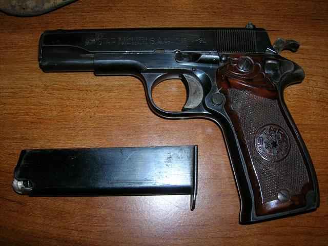 Pistol cu muniție de război descoperit într-un container la Agigea