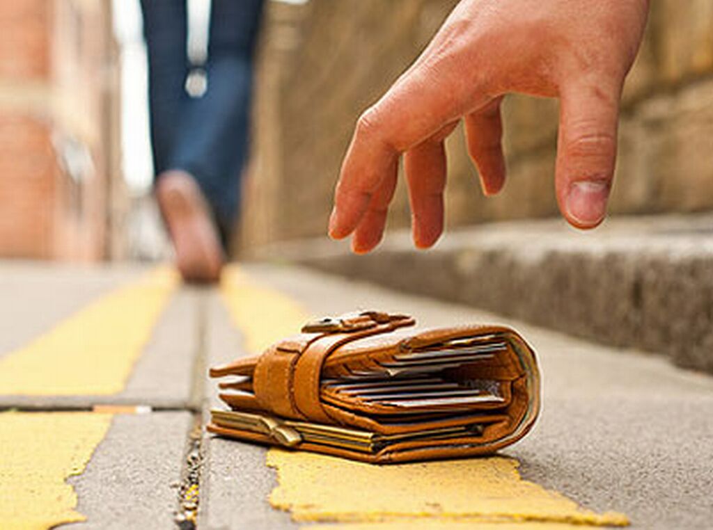 CONSTANȚA: Portofel cu acte și bani returnat de un jandarm proprietarei
