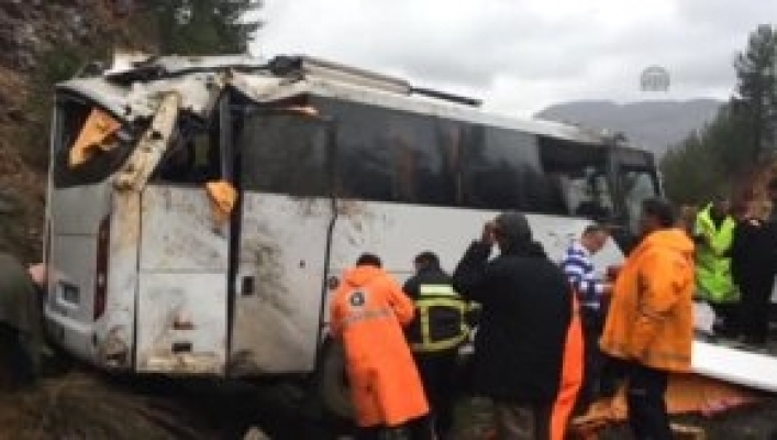 Doi români morți și 14 răniți, într-un accident rutier, în Turcia